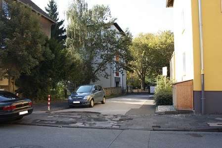 Haupteingang mit Toreinfahrt sowie Fußgänger-Tor